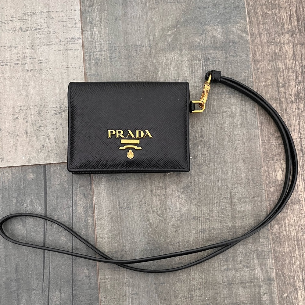 Gorgeous authentic Prada wallet. All packaging is included.